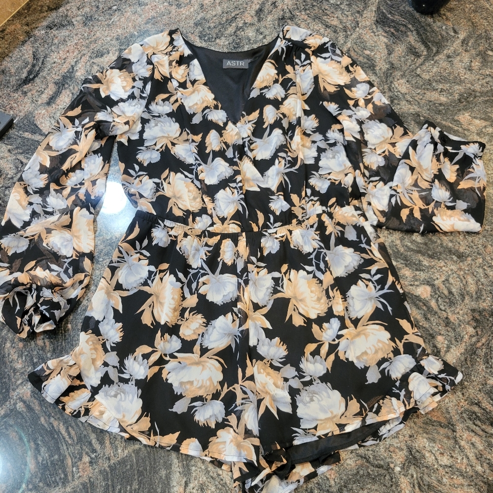 ASTR floral Romper, Size L